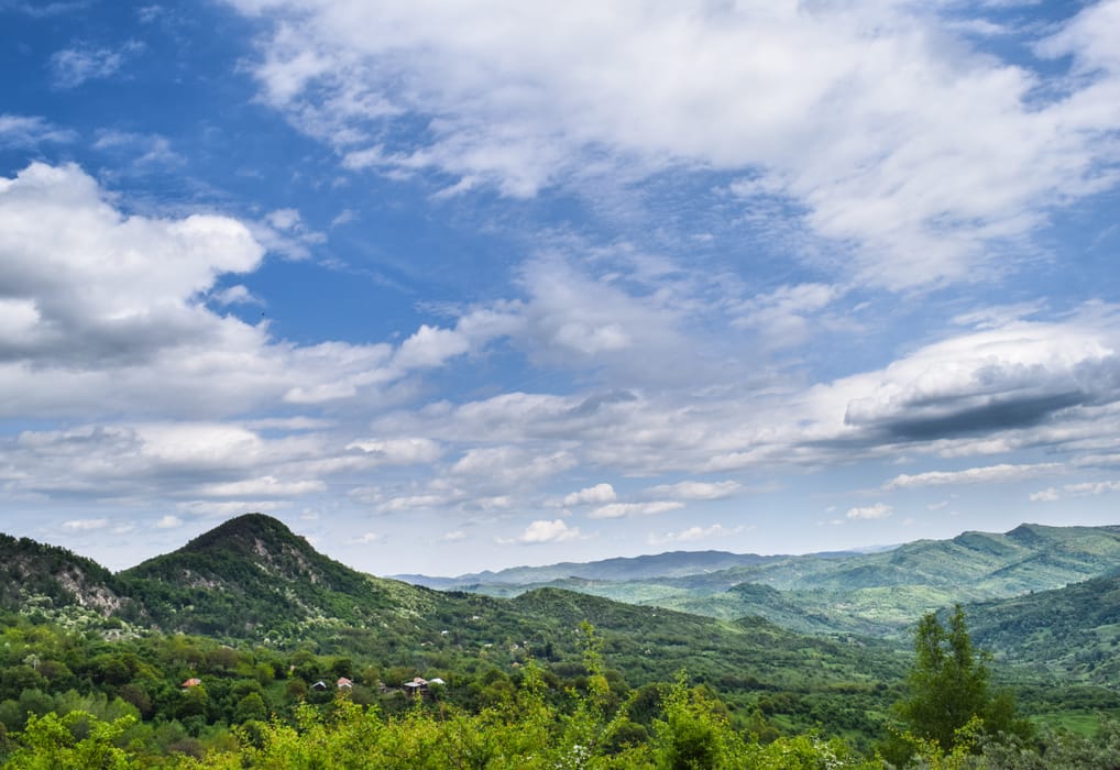 Panoramă cu dealuri și cer cu nori la Scăieni, Ținutul Buzăului